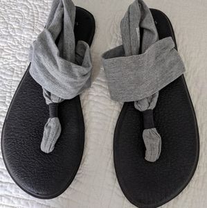 Like new! Sanuk yoga slings size 9